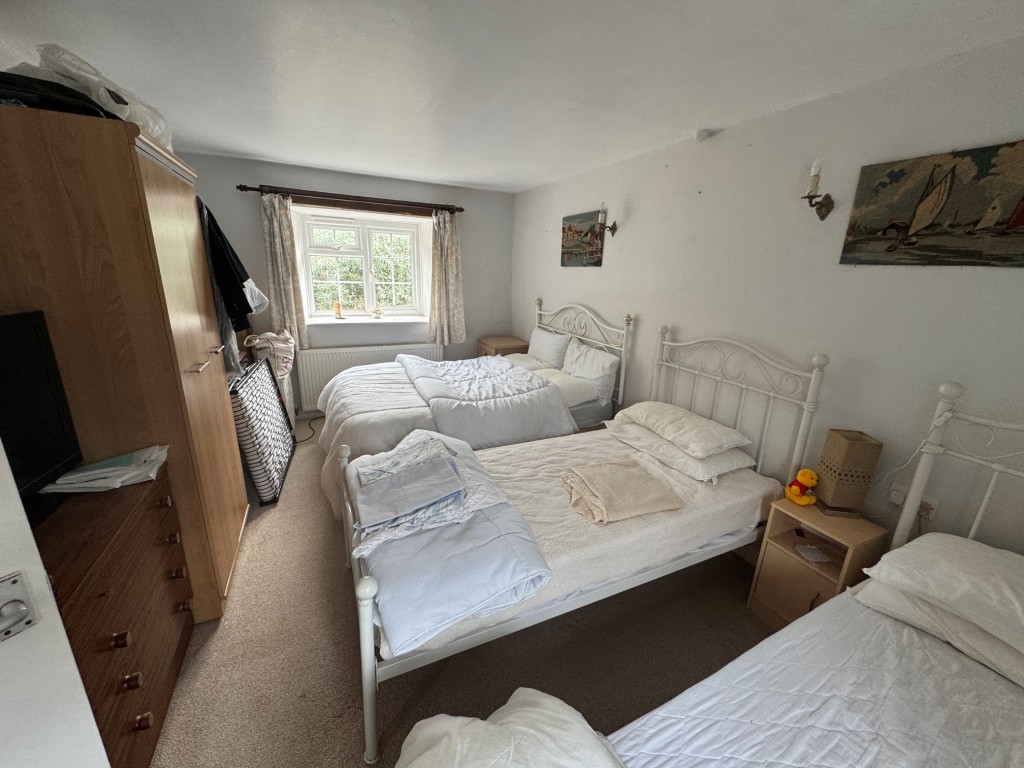 Lot: 20 - THREE-BEDROOM SINGLE-STOREY DWELLING - A FREEHOLD INVESTMENT - Bedroom 2